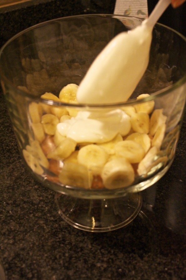 layering a banana pudding tifle